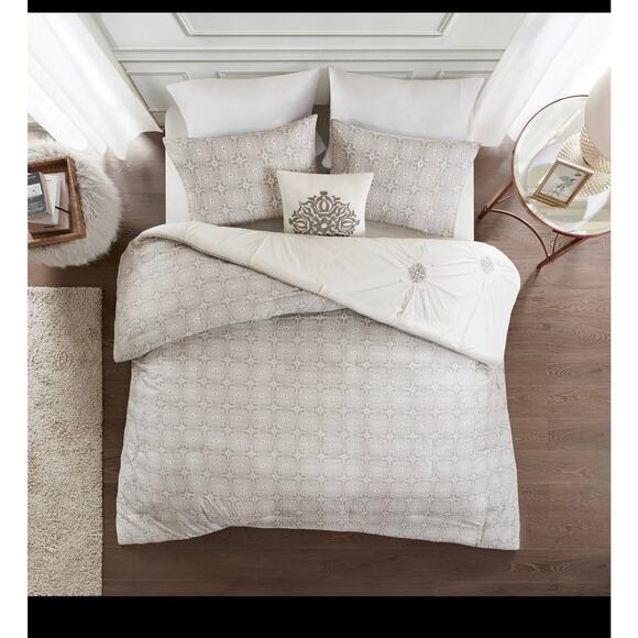 Madison Park Edna 4-Pc. Duvet Set 4-pc. Medallion Reversible Duvet Cover Set - Picture 2 of 10